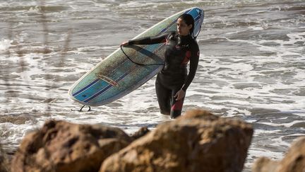 «Nous faisons attention à ce que nous portons», explique Meriem, vêtue d'une combinaison de surf intégrale, comme la plupart des surfeuses sur cette plage. (FADEL SENNA / AFP)