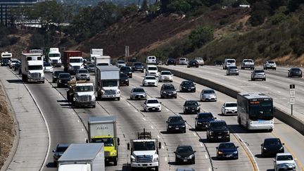 Des voitures, des camions, des SUV et d'autres véhicules circulent sur l'autoroute 405 à travers le Sepulveda Pass à Santa Monica, en Californie, le 25 août 2022. (PATRICK T. FALLON / AFP)