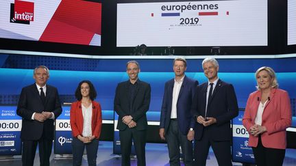 François Bayrou (LREM/MoDem), Manon Aubry (LFI), Raphaël Glucksmann (PS-Place publique), Yannick Jadot (EELV), Laurent Wauquiez et Marine Le Pen (RN) lors du débat pour les élections européennes organisé par France 2 le mercredi 22 mai 2019. (LIONEL BONAVENTURE / AFP)