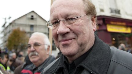 Jean-Pierre Bechter, alors&nbsp;candidat UMP &agrave; la mairie de Corbeil-Essonnes (Essonne), se prom&egrave;ne sur le march&eacute; de la ville, le 28 novembre 2010. (BERTRAND LANGLOIS / AFP)