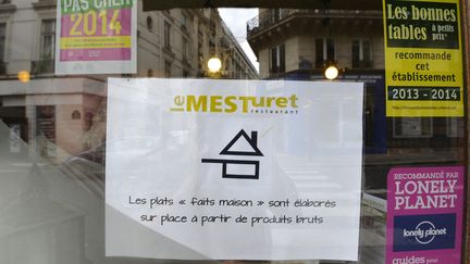 Le logo "fait-maison" sur la devanture d'un restaurant à Paris, le 15 juillet 2014. (MIGUEL MEDINA / AFP)