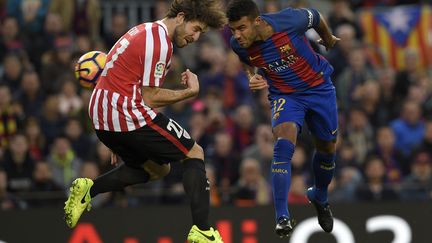 Rafinha, le défenseur de Barcelone, en duel aérien contre l'Athletic Bilbao (LLUIS GENE / AFP)