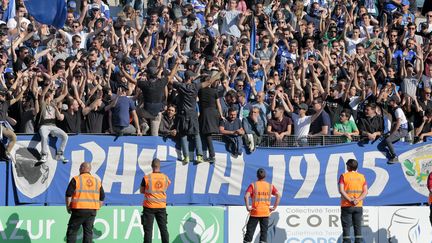 Des stadiers devant les uspporters bastiais dimanche 16 avril 2017 à Bastia, en Corse. (PASCAL POCHARD-CASABIANCA / AFP)