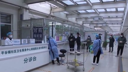 Après avoir mené une politique ferme de zéro Covid, les autorités chinoises ont relâché les mesures sanitaires. Avec très peu de personnes vaccinées, l'épidémie devient incontrôlable. (CAPTURE ECRAN FRANCE 3)