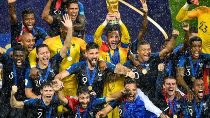 Les joueurs de l'équipe de France de football brandissent la deuxième Coupe du monde de l'histoire du sport tricolore après la victoire en finale face à la Croatie, le 15 juillet 2018 à Moscou. (ALEXANDER NEMENOV / AFP)