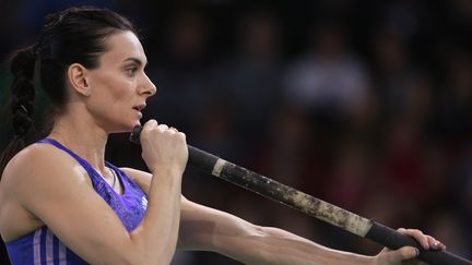 La championne russe Yelena Isinbayeva s'appr&ecirc;te &agrave;&nbsp;effectuer un saut &agrave; la perche &agrave; Volgograd (Russie), le 6 f&eacute;vrier 2016. (MARIA PLOTNIKOVA / RIA NOVOSTI / AFP)