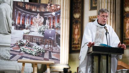 Le père Bruno Horaist, à l'église de la Madeleine, à Paris, lors d'une messe d'hommage à Johnny Hallyday, le 9 avril 2018. (MAXPPP)