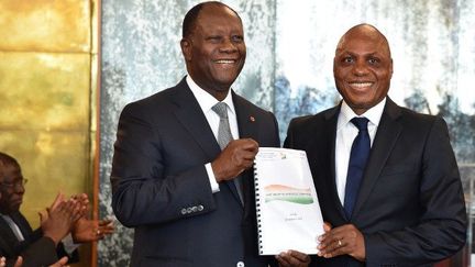 Le comité d’experts chargé de la rédaction de la nouvelle Constitution a remis son projet au président Alassane Ouattara (à gauche sur la photo), au cours d’une cérémonie le 24 septembre 2016 à Abidjan. (Photo AFP/Issouf Sanogo)