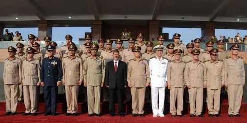 Lors d'une cérémonie, Mohamed Morsi, alors président, entouré de hauts gradés de l'armée égyptienne (Juin 2012).  (EGYPTIAN PRESIDENCY / AFP)