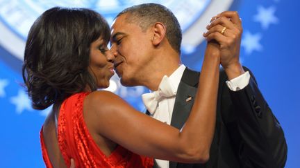 Michelle et Barack Obama lors d'un bal &agrave; Washington, le 21 janvier 2013. (MANDEL NGAN / AFP)