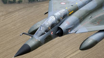 Un mirage 2000, le 14 juillet 2011. (ANNE-CHRISTINE POUJOULAT / AFP)