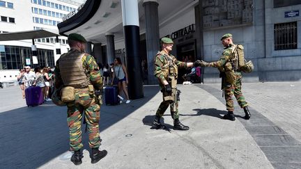 Des soldats belges devant la gare centrale de Bruxelles (Belgique), le 21 juin 2017.&nbsp; (ERIC VIDAL / REUTERS)