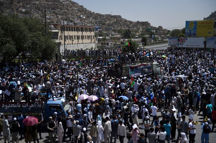 Les manifestants, issus de la minorité hazara, protestaient contre un projet de ligne à haute tension qui délaisse leur territoire. (WAKIL KOHSAR / AFP)