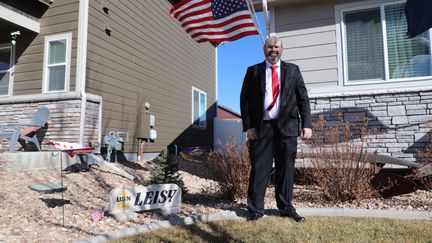 Trent Leisy devant sa maison de Windsor dans le Colorado, le 26 février 2024. (ELISE LAMBERT / FRANCEINFO)