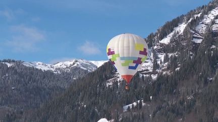 Haute-Savoie : des pilotes de montgolfière venus de toute la France expérimentent la montagne (France 3)