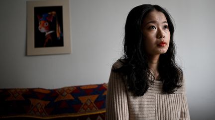 Zhou Xiaoxuan répond à des questions lors d'une interview chez elle à Pékin le 2 décembre 2020. (NOEL CELIS / AFP)