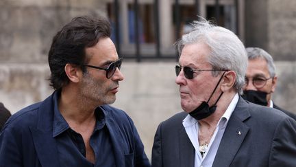 L’acteur français Alain Delon (à droite) et son fils Anthony Delon lors de la cérémonie des funérailles du défunt acteur français Jean-Paul Belmondo à l’église Saint-Germain-des-Prés à Paris, le 10 septembre 2021. (THOMAS COEX / AFP)