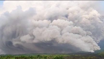 Indonésie : le volcan Semeru se réveille et provoque le chaos (Capture franceinfo)