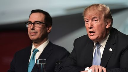 Le secrétaire américain au Trésor, Steven Mnuchin, et Donald Trump, le 15 mars 2018 à St Louis (Etats-Unis). (MANDEL NGAN / AFP)