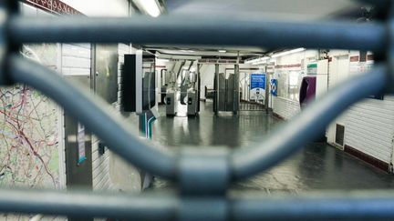 Une station de métro fermée, à Paris, le 7 mars 2023. (QUENTIN DE GROEVE / HANS LUCAS / AFP)