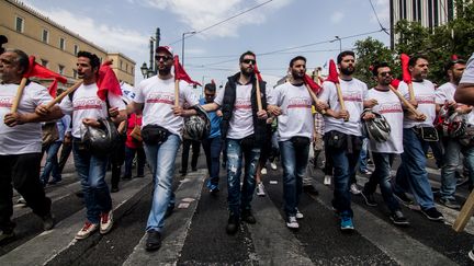 Des syndicalistes défilent lundi 1er mai 2017 dans les rues d'Athènes pour protester contre les coupes budgétaires. (KOSTAS PIKOULAS / CITIZENSIDE / AFP)