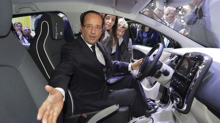 Fran&ccedil;ois Hollande lors de sa visite au Mondial de l'automobile, le 28 septembre 2012 &agrave; Paris. (PHILIPPE WOJAZER / REUTERS)