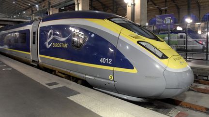 Un train Eurostar, le 10 décembre 2020, à la gare du Nord, à Paris. (ERIC PIERMONT / AFP)