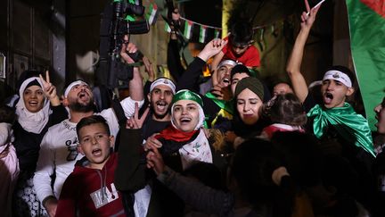 Asil al-Titi, détenue palestinienne, à sa libération, à Balatah, en Cisjordanie, le 24 novembre 2023. (ZAIN JAAFAR / AFP)