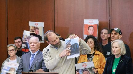 Jon Polin, père de Hersh Goldberg-Polin, retenu en otage par le Hamas, montre une photo des ravisseurs de son fils à Washington (Etats-Unis), le 17 janvier 2024. (BRYAN OLIN DOZIER / AFP)