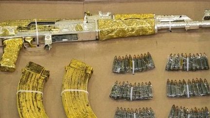 L'AK-47 n'est pas que l'arme des révolutionnaires. Celle-ci, saisie au Mexique, est plaquée or et appartenait à un parrain de la drogue. En Europe aussi, l'AK-47 sert à de nombreux braquages. L'arme est massivement arrivée en Europe de l'ouest après la guerre de Yougoslavie et se retrouve dans de nombreuses affaires de grand banditisme. Ce que n'aurait pas aimé M.Kalachnikov. (RONALDO SCHEMIDT / AFP)