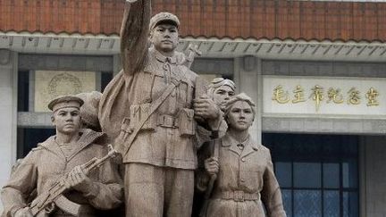 Mausolée de Mao Zedong à Pékin. La statue montre Mao guidant la révolution. A ses côtés, un homme porte une... Kalachnikov. La révolution chinoise a triomphé en 1949. (DENISOV ANTON / RIA NOVOSTI)