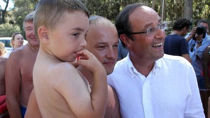 Mais m&ecirc;me en vacances, notre pr&eacute;sident r&eacute;pond aux sollicitations de ses admirateurs. Avec le sourire. (ALAIN ROBERT / APERÇU / SIPA)