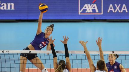 Les Françaises affrontent la Bosnie pour leur troisième match de l'Euro féminin de volley 2021. (ADEM ALTAN / AFP)