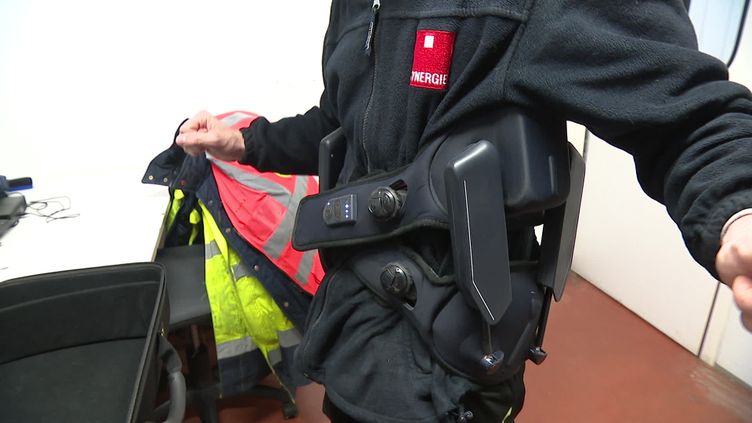 En Isère, un exosquelette permet de soulager les douleurs des manutentionnaires d'un atelier