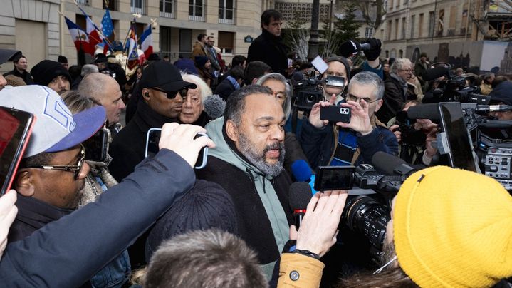 L'humoriste controversé Dieudonné, en marge de la messe d'hommage à Jean-Marie Le Pen, à Paris, le 16 janvier 2025. (VALENTIN IZZO/HANS LUCAS/AFP)