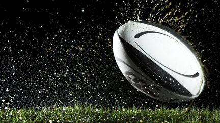 Un ballon de rugby. (THOMAS NORTHCUT / DIGITAL VISION)