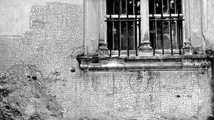 Interné à l&#039;hôpital psychiatrique de Volterra, Fernando Oreste Nannetti a gravé un journal sur les murs de l&#039;établissement, avec la boucle de son pantalon, à la fin des années 1970. 180 m2 mêlant écriture et images
 (Photo Pierre Nello Manoni)