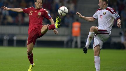 David Silva (à gauche) a inscrit l'unique but espagnol en Biélorussie. (YURI KADOBNOV / AFP)