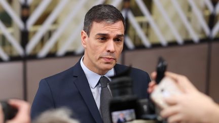 Le Premier ministre espagnol, Pedro Sanchez, s'adresse à la presse en arrivant au Conseil européen, à Bruxelles (Belgique), le 20 février 2020. (NICOLAS ECONOMOU / NURPHOTO / AFP)