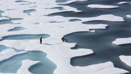 Des scientifiques font des prélèvements dans l'océan Arctique, le 12 juillet 2011.&nbsp; (KATHRYN HANSEN / NASA / REUTERS)