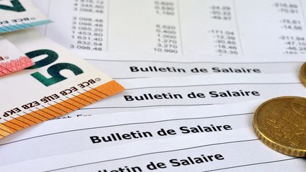 Des bulletins de salaire. (RICHARD VILLALON / MAXPPP)