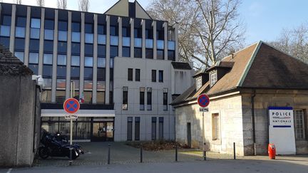 Ces propos homophobes ont été tenus pendant un rassemblement devant le commissariat de Besançon samedi 25 janvier. (FRANCE-BLEU BESANÇON / CHRISTOPHE MEY)