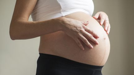 Le ventre d'une femme enceinte, le 22 octobre 2015. (MAXPPP)