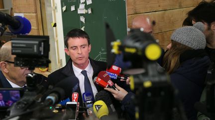 Manuel Valls s'exprime face à la presse à Lamballe&nbsp;(Côtes-d'Armor), après avoir reçu une légère gifle, mardi 17 janvier 2017.&nbsp; (MAXPPP)