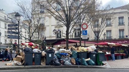 Des poubelles entassées dans le 16e arrondissement à Paris, le 11 mars 2023. (ANNA JAUJARD/RADIOFRANCE)