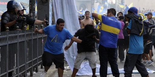 Heurts entre supporters de la Boca et la police à Buenos Aires. 12 décembre 2013. (AFP/Juan Mabromata)