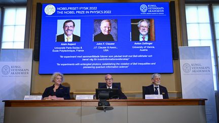 Les trois lauréats ont été primés par le jury du Nobel, le 4 octobre 2022 à&nbsp;Stockholm (Suède). (JONAS EKSTROMER / TT NEWS AGENCY)