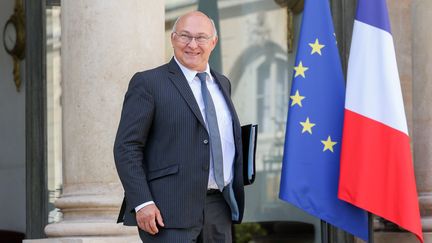 &nbsp; (Michel Sapin, ministre de l'Economie a le sourire après les bons résultats de la croissance en 2015 © maxPPP)