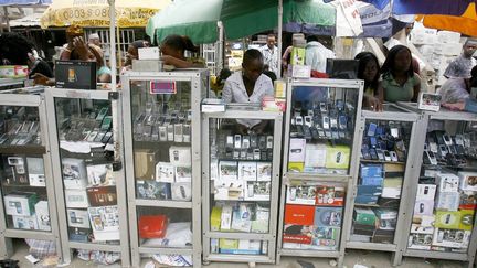 Le "computer village" de Lagos, l'incontournable marché du téléphone mobile et de l'ordinateur d'occasion de la capitale économique du Nigeria. (ISSOUF SANOGO / AFP)