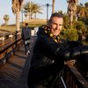 Le prestidigitateur britannico-israélien Uri Geller, à Jaffa, en Israël, le 23 janvier 2017.&nbsp; (BAZ RATNER / REUTERS)